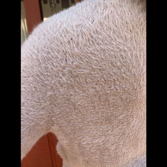 Aritzia light grey fuzzy long-sleeved sweater, great shape, no tags, Small - Picture 6 of 7